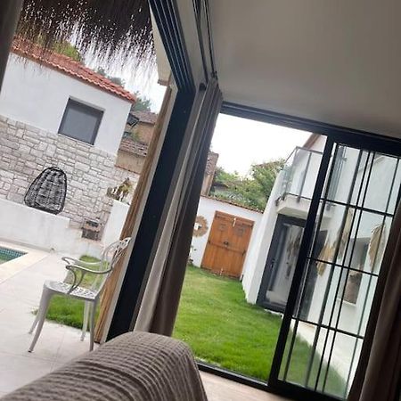 Oezel Havuzlu Kiralik Tas Villa Kusadasi Luaran gambar